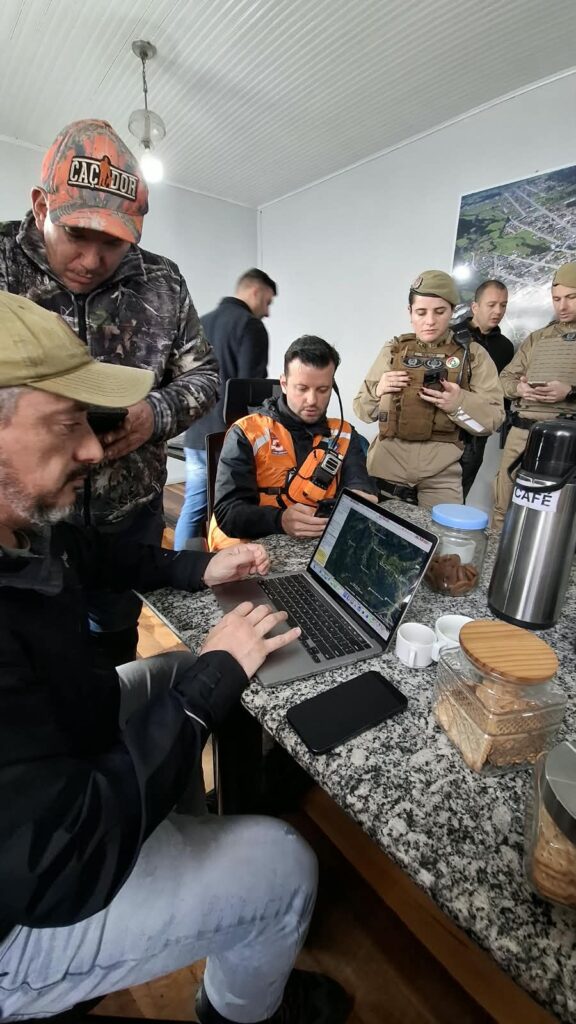 Mais reforço na Serra Catarinense: voluntários dos Legendários se dividiram em duas frentes para auxiliar a operação de buscas pelo helicóptero desaparecido.