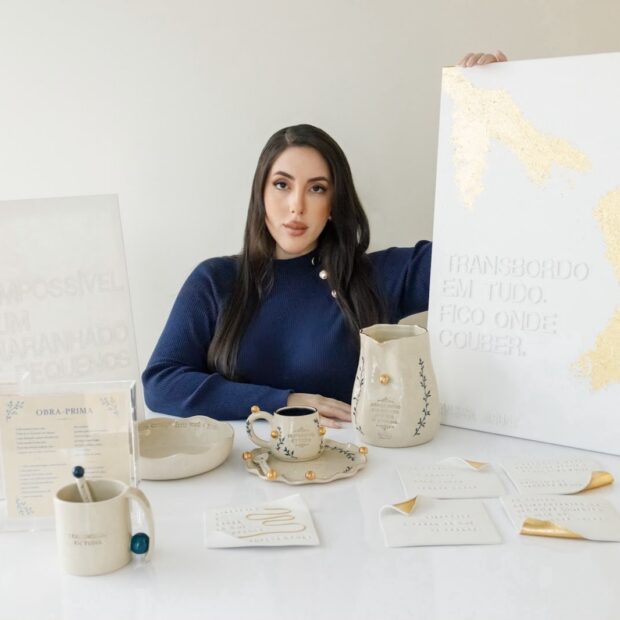 A escritora Vanessa Brunt lança a marca de decoração Bruntiano, transformando frases literárias em peças artesanais e sofisticadas com ouro.