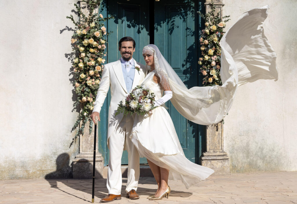 As alianças somem bem na hora da cerimônia e a igreja inteira começa a procurar. Mesmo com toda a confusão, Virgínia e Mirinho conseguem chegar à troca dos anéis em A Nobreza do Amor - Globo