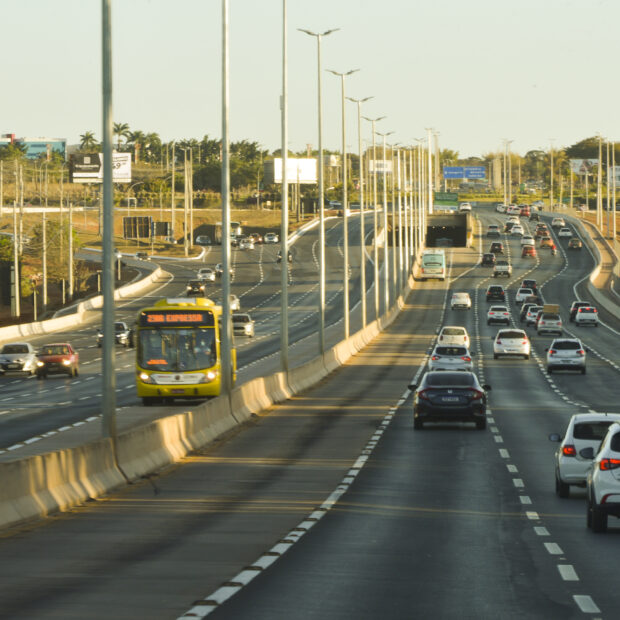 trânsito na estrada parque aeroporto, ou df 047, rodovia radial do distrito federal, com 4,5 km de extensão e serve como ligação do aeroporto internacional de brasília com outras regiões do distrito federal