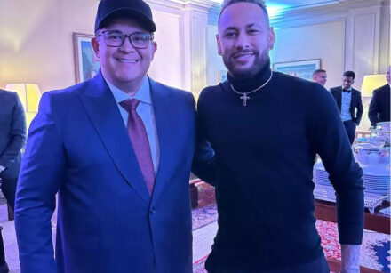 Neymar homenageou Bruno Avelar e revelou um detalhe até então pouco conhecido da amizade entre os dois: o empresário teve papel importante no retorno do jogador ao Brasil.