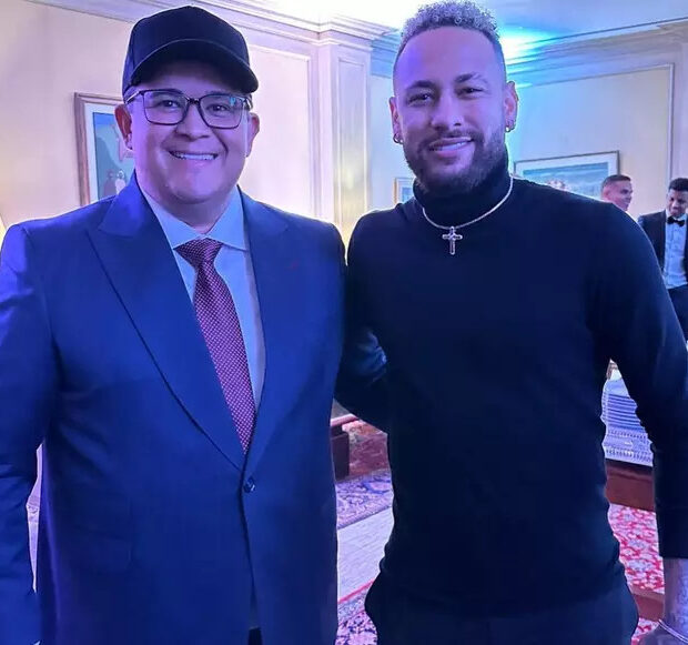 Neymar homenageou Bruno Avelar e revelou um detalhe até então pouco conhecido da amizade entre os dois: o empresário teve papel importante no retorno do jogador ao Brasil.