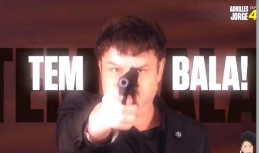 Adrilles Jorge apareceu sacando uma arma e efetuando um disparo durante sua propaganda eleitoral na televisão. O vereador e candidato a deputado federal relacionou a cena ao discurso contra crimes sexuais.