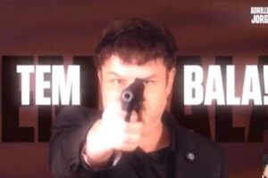 Adrilles Jorge apareceu sacando uma arma e efetuando um disparo durante sua propaganda eleitoral na televisão. O vereador e candidato a deputado federal relacionou a cena ao discurso contra crimes sexuais.