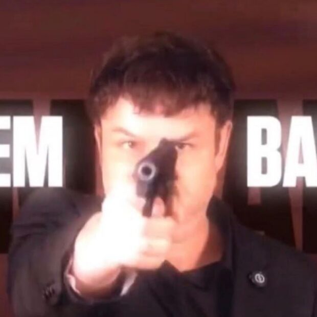 Adrilles Jorge apareceu sacando uma arma e efetuando um disparo durante sua propaganda eleitoral na televisão. O vereador e candidato a deputado federal relacionou a cena ao discurso contra crimes sexuais.