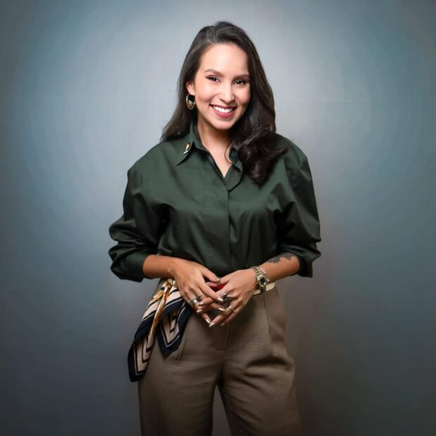 Evelyn Marques, fundadora da StarLive, analisa o impacto dos avatares de IA no live commerce e explica a importância do fator humano nas vendas online.
