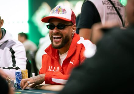 Neymar Jr. fechou um acordo de vários anos com a Topps e será exclusivo da empresa em cards, figurinhas e jogos de cartas colecionáveis. O contrato também prevê autógrafos exclusivos e itens usados em partidas.