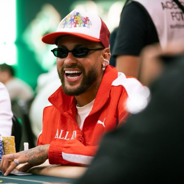 Neymar Jr. fechou um acordo de vários anos com a Topps e será exclusivo da empresa em cards, figurinhas e jogos de cartas colecionáveis. O contrato também prevê autógrafos exclusivos e itens usados em partidas.
