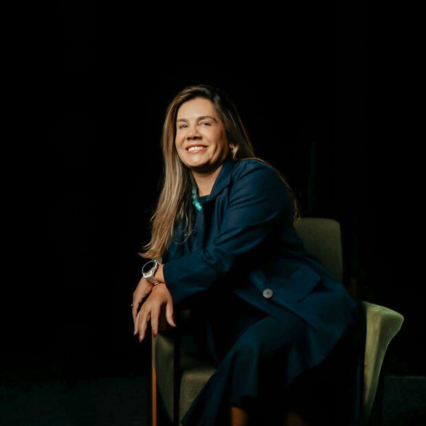 Carol Kaderli revela como falhas na recepção e no DRE sangram clínicas e mostra como o conselho consultivo independente protege os lucros do CNPJ.