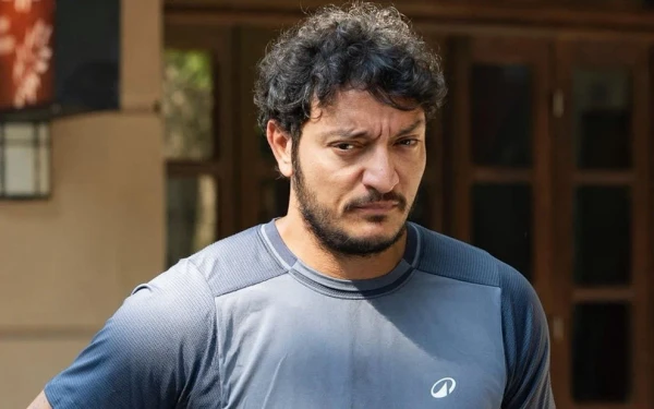 Tom aceita uma missão contra Adriana a mando de Pilar, mas ainda encontra tempo para arrumar uma confusão daquelas e acabar preso. Os próximos capítulos de Quem Ama Cuida prometem!