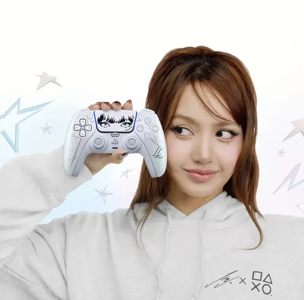 Lisa entrou oficialmente no universo gamer! A cantora criou em parceria com o PlayStation um DualSense de edição limitada, com acabamento perolado, estrelas e detalhes pensados especialmente para os fãs.