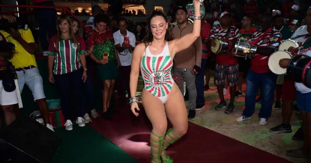 Atriz em vídeo gravado na Marquês de Sapucaí para revelar o retorno ao Carnaval
