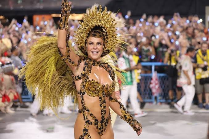 Paolla Oliveira em desfile pela Grande Rio, onde reinou por cinco anos