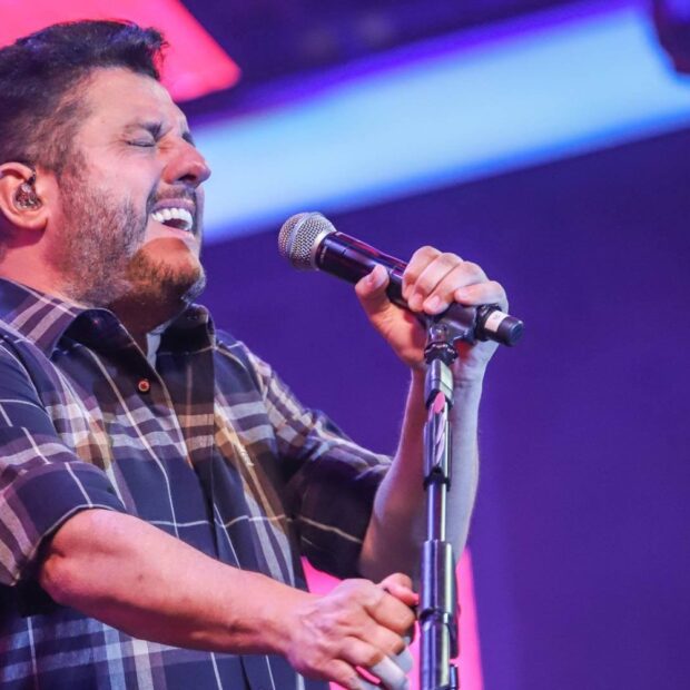 Bruno durante show da dupla Bruno & Marrone