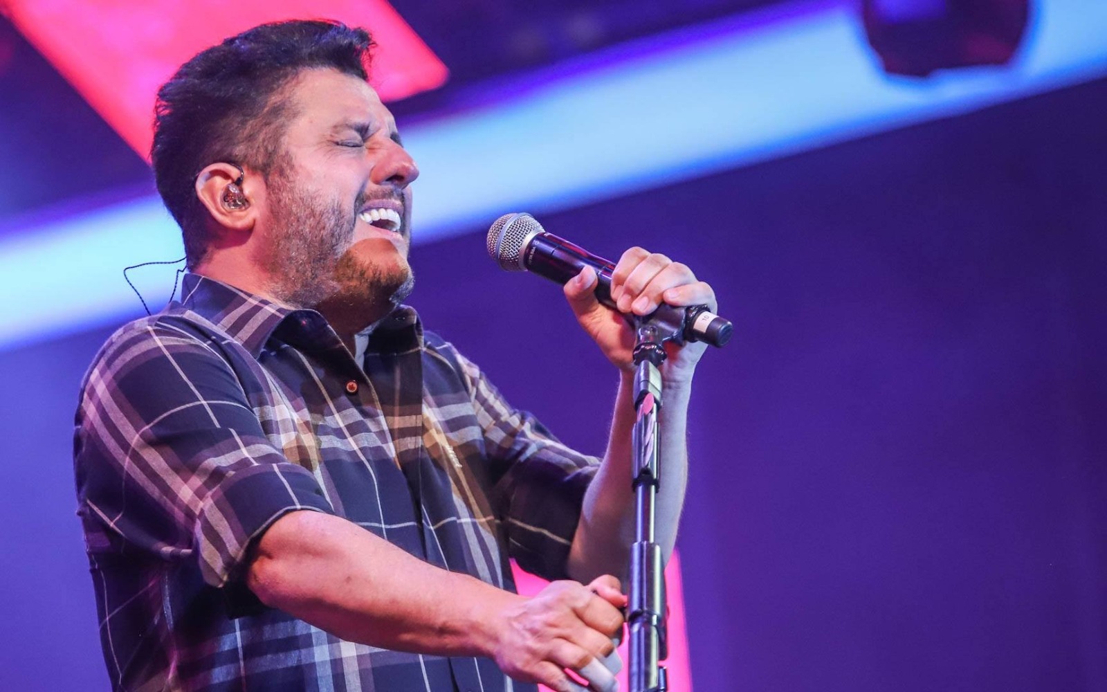 Bruno durante show da dupla Bruno & Marrone