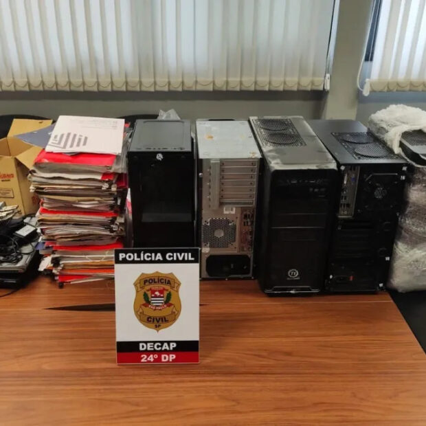 polícia apreende computadores, celulares e documentos em operação sp