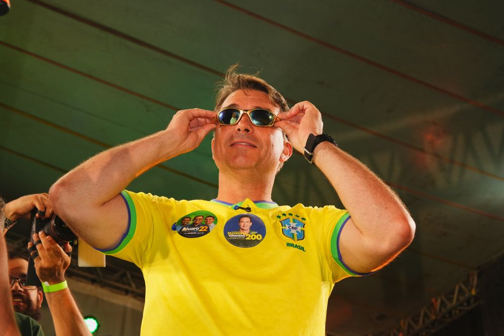 Flávio Bolsonaro explora crise no STF e se desvia de propostas econômicas