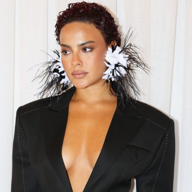 Bella Campos apostou em blazer estruturado da Francesca para celebrar os 15 anos da Netflix no Brasil - Créditos: Gustavo de Lima