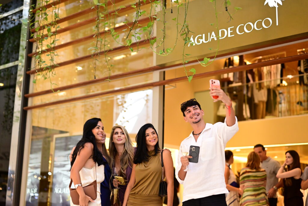Quarenta Verões cruza a história empresarial da Água de Coco com a evolução do beachwear brasileiro e reúne nomes como Taís Araújo, Isabeli Fontana e Camila Coutinho.