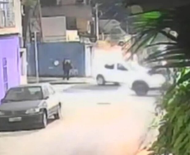 carro bateu em pessoas na calcada de um bar na rua eugenio de medeiros em pinheiros apos ser atingido por outro veiculo em cruzamento 1790331778271 v2 900x506.jpg