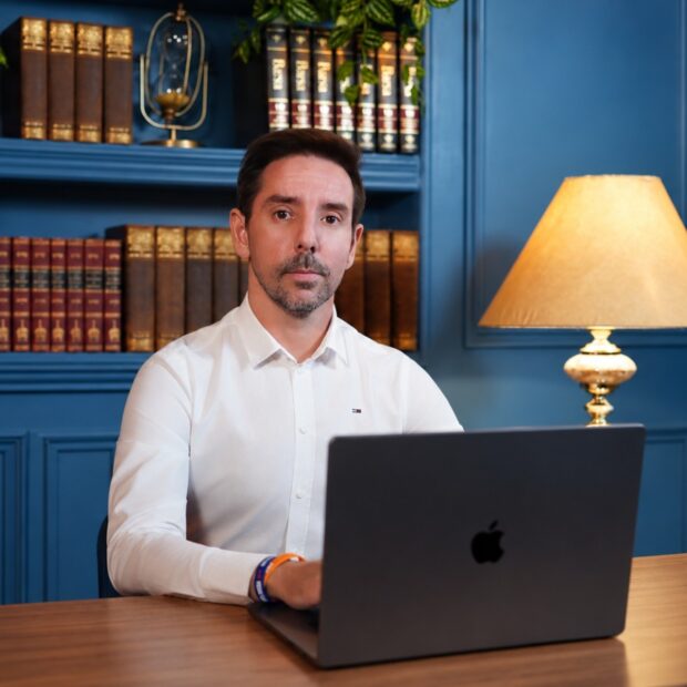 . A iniciativa será conduzida por uma equipe dedicada de tecnologia, coordenada pelo CTO José Lamontanha, que analisa as etapas da jornada das operadoras para encontrar pontos em que a IA pode reduzir retrabalho e aumentar eficiência