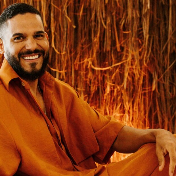 Brenno Casagrande chama atenção nas redes ao interpretar “Pétala”, clássico de Djavan, em seu projeto audiovisual NUSOM - Créditos @arrobafari