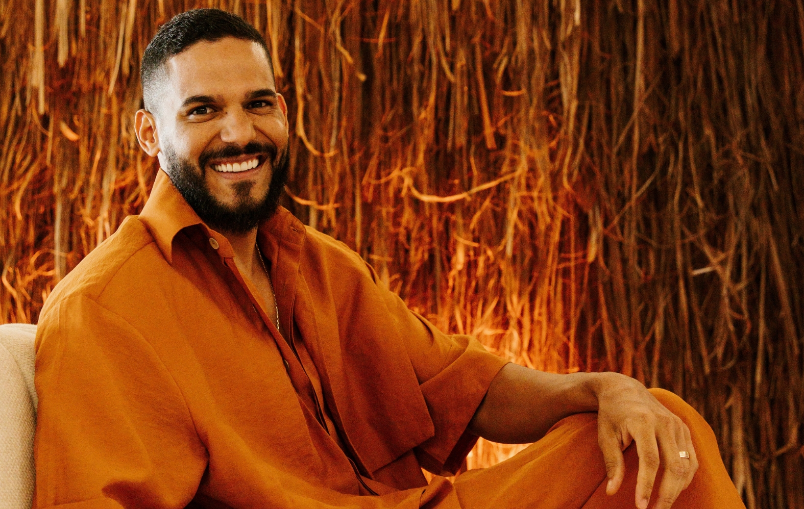 Brenno Casagrande chama atenção nas redes ao interpretar “Pétala”, clássico de Djavan, em seu projeto audiovisual NUSOM - Créditos @arrobafari