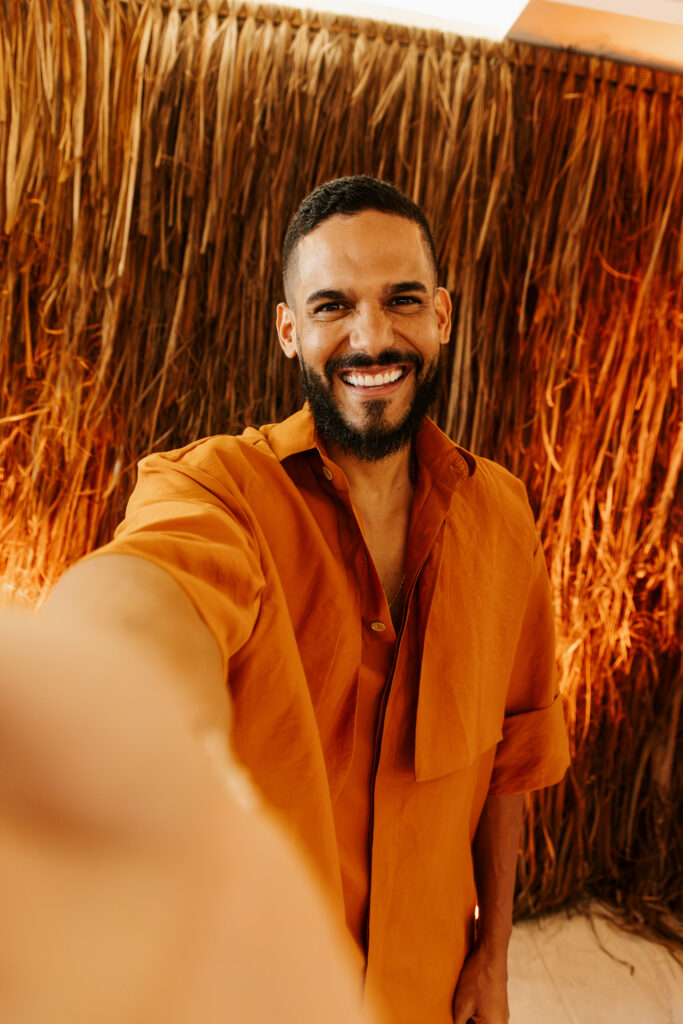 Depois de ter quase 500 músicas gravadas por outros artistas, Brenno Casagrande ganha protagonismo como intérprete com uma releitura de Djavan - Créditos @arrobafari