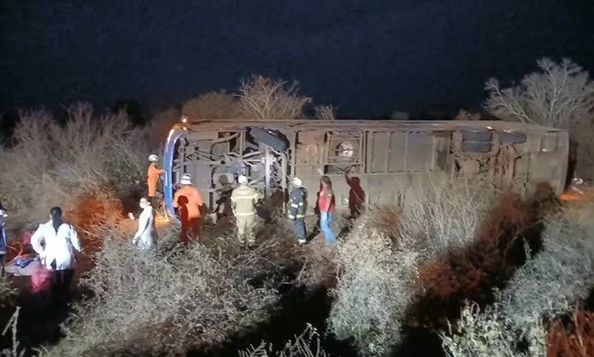 Tombamento de ônibus na BR-122 deixa sete mortos e 13 feridos na Bahia
