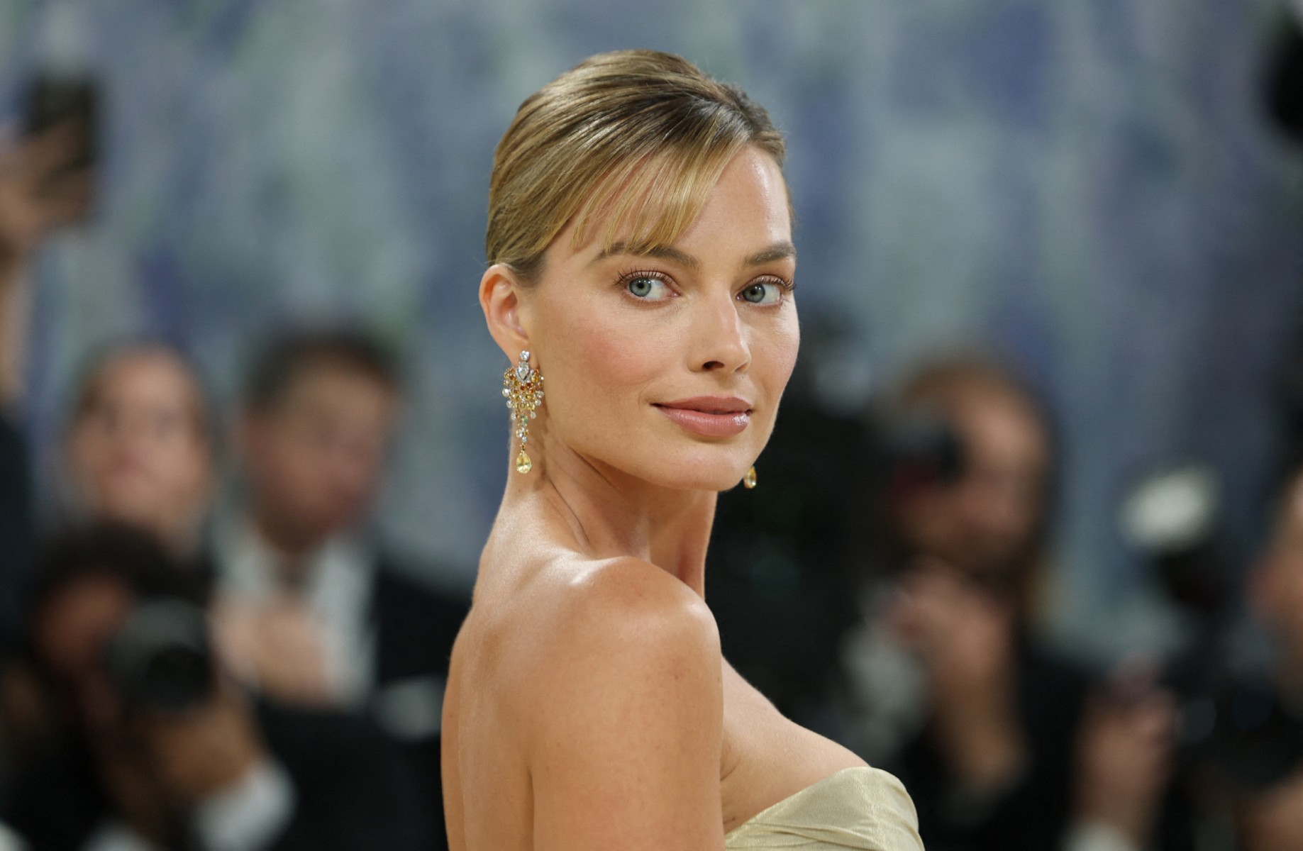 Margot Robbie adota sobrenome do marido quase dez anos após casamento