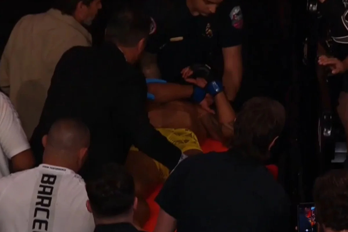 Brasileiro perde consciência durante luta no UFC e é levado ao hospital
