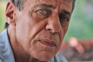 Chico Buarque acionou a polícia após ser alvo de uma ameaça de morte publicada na internet.