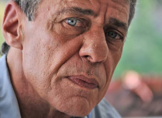 Chico Buarque acionou a polícia após ser alvo de uma ameaça de morte publicada na internet.