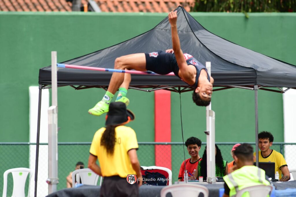 Atleta do Sesi-SP, Enzo Procópio conseguiu superar os 2,02 m depois de passar meses tentando vencer a marca.