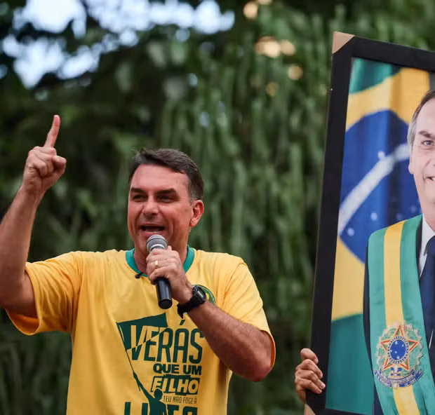 Flávio Bolsonaro acusou o PT e “gente de dentro da CNBB” de participação na disseminação de informação falsa sobre Nossa Senhora Aparecida.