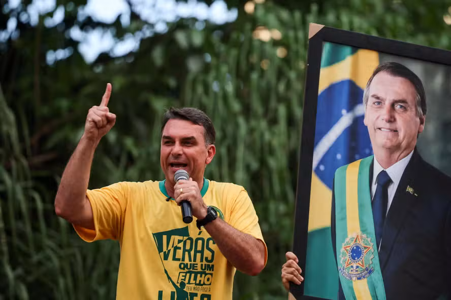 Flávio Bolsonaro acusou o PT e “gente de dentro da CNBB” de participação na disseminação de informação falsa sobre Nossa Senhora Aparecida.