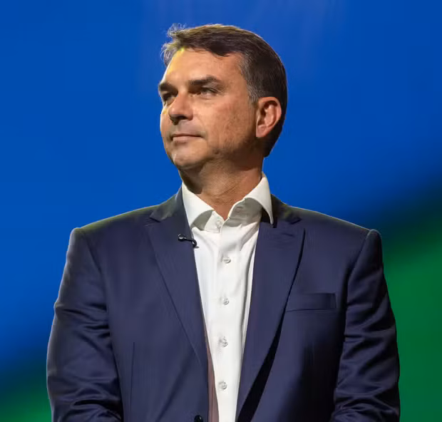 Polêmica sobre Nossa Senhora Aparecida envolve acusações de Flávio Bolsonaro e decisões de André Mendonça e Flávio Dino.