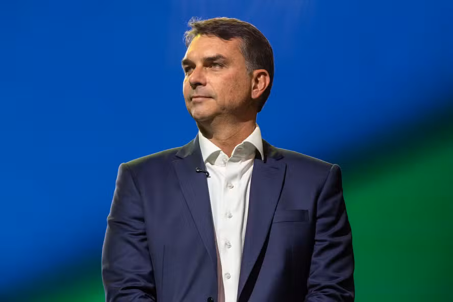 Polêmica sobre Nossa Senhora Aparecida envolve acusações de Flávio Bolsonaro e decisões de André Mendonça e Flávio Dino.