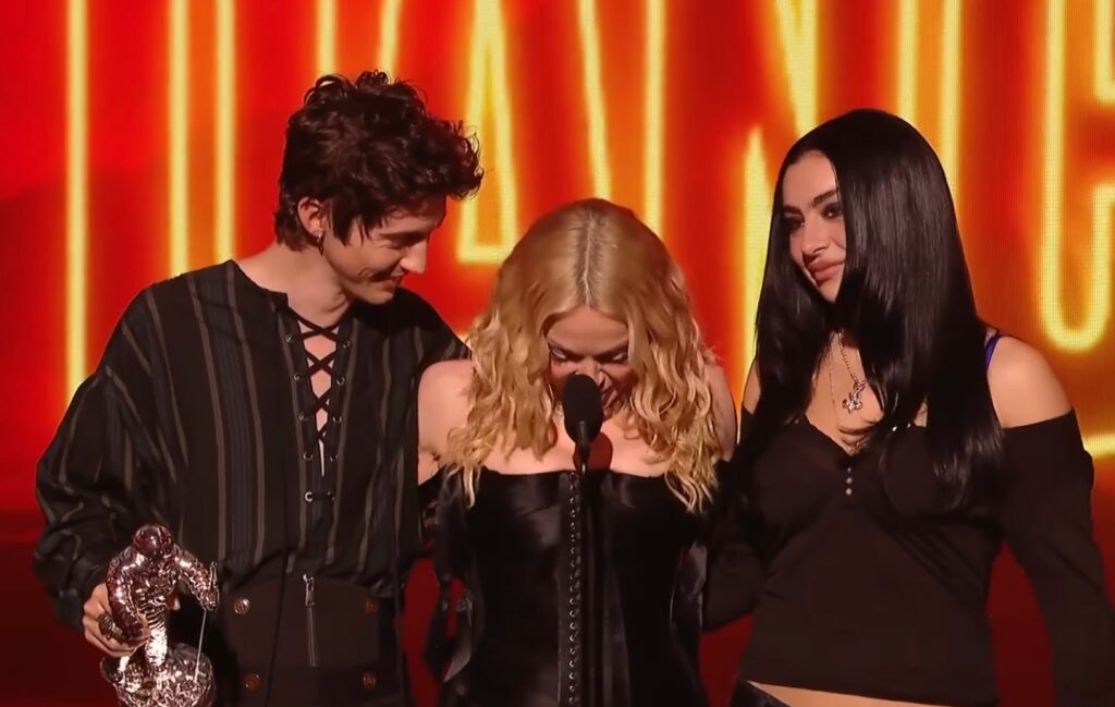 Madonna voltou ao VMA em noite histórica, levou sete prêmios e emocionou ao recordar as pessoas que perdeu na comunidade das pistas de dança.