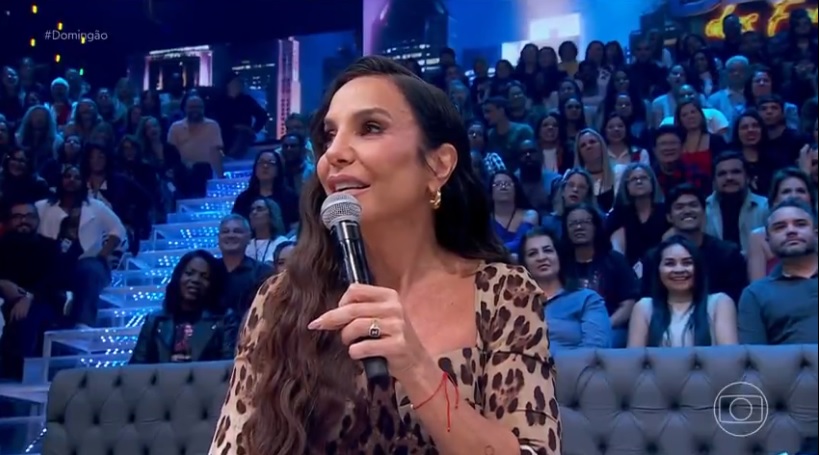 Com vestido de oncinha e salto preto e vermelho, Ivete Sangalo roubou a cena como jurada artística do Domingão.