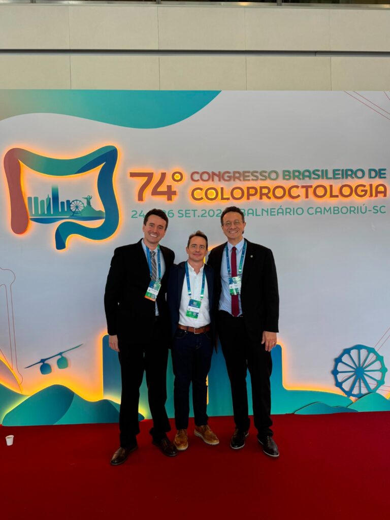  Dr. Gustavo com o irmão, Rodrigo Becker Pereira, e o colega Bruno Scolaro.