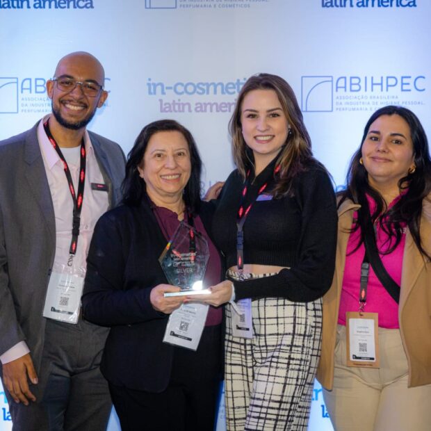 Time Dow: Da esquerda para a direita: Gustavo Pardim, Gerente de Desenvolvimento de Mercado para Personal Care; Daisy Scarparo de Sanctis, Líder Sênior de Serviços Técnicos e Desenvolvimento para a América Latina; Lívia Figueiredo, Gerente de Comunicação para a América Latina; e Angelica Ruiz, Associada de Serviços Técnicos e Desenvolvimento - Créditos - Sapo-Indy WRF - in-cosmetics LatAm 2026 - Divulgação