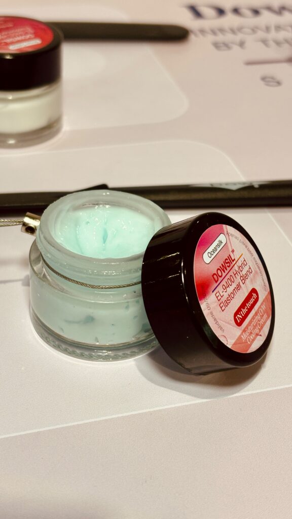 DOWSIL™️ EL-9400 Hybrid Elastomer Blend - Créditos: Karoline Mandu e KB Comunicação - in-cosmetics LatAm 2026 - Divulgação