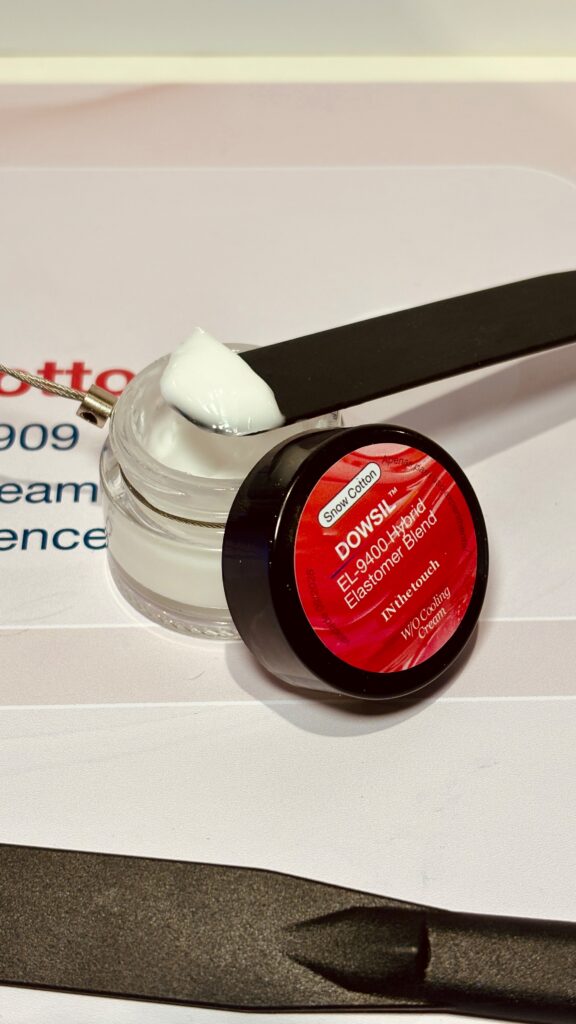 DOWSIL™️ EL-9400 Hybrid Elastomer Blend - Créditos: Karoline Mandu e KB Comunicação - in-cosmetics LatAm 2026 - Divulgação