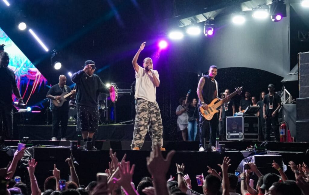 Yan enfrentou uma pane no som durante sua estreia no palco principal do Samba Recife e contou com o público para manter o pagode no gogó.