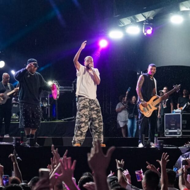 Yan enfrentou uma pane no som durante sua estreia no palco principal do Samba Recife e contou com o público para manter o pagode no gogó.