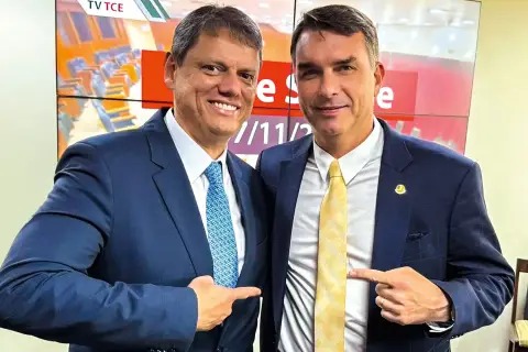 Flávio Bolsonaro e Tarcísio de Freitas chegaram ao ato após o incidente