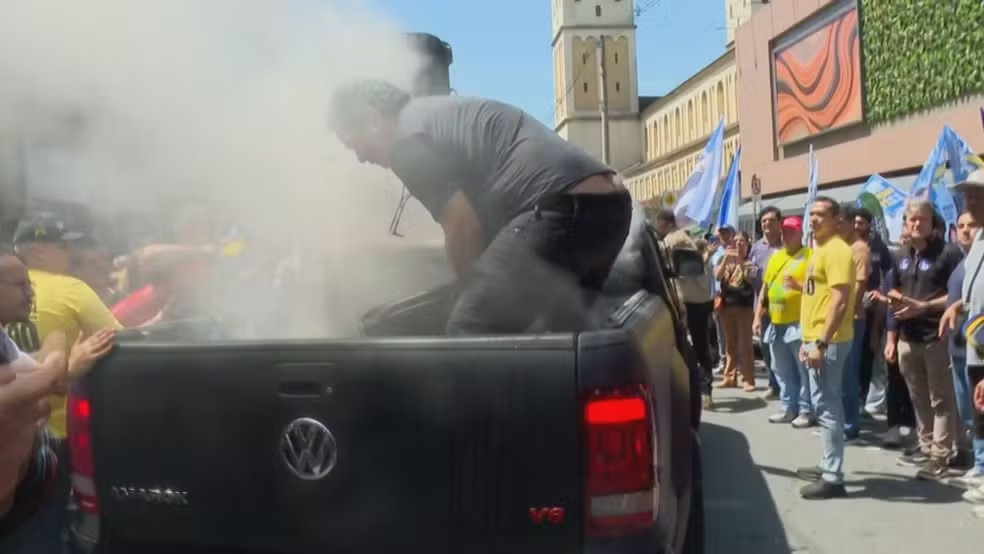 Participantes usaram extintor para conter as chamas antes da chegada de Flávio Bolsonaro
