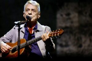 Chico Buarque acionou a Polícia Civil após ameaça publicada em comentário na internet