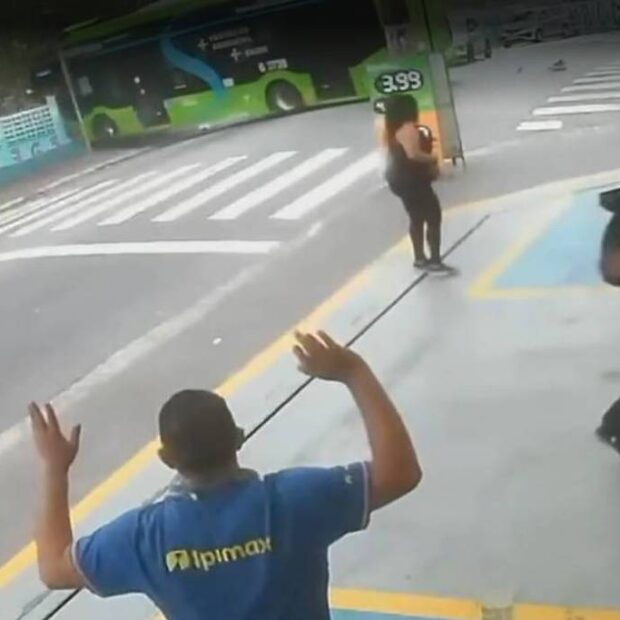 Ônibus perde controle e atinge carros e escola no jabaquara, em sp